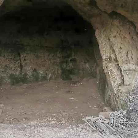 Les Trois Grottes